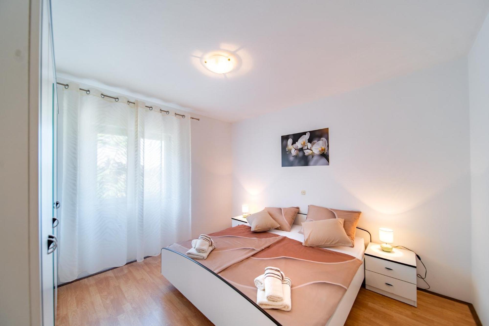 Apartments Lores Rab Town Bagian luar foto