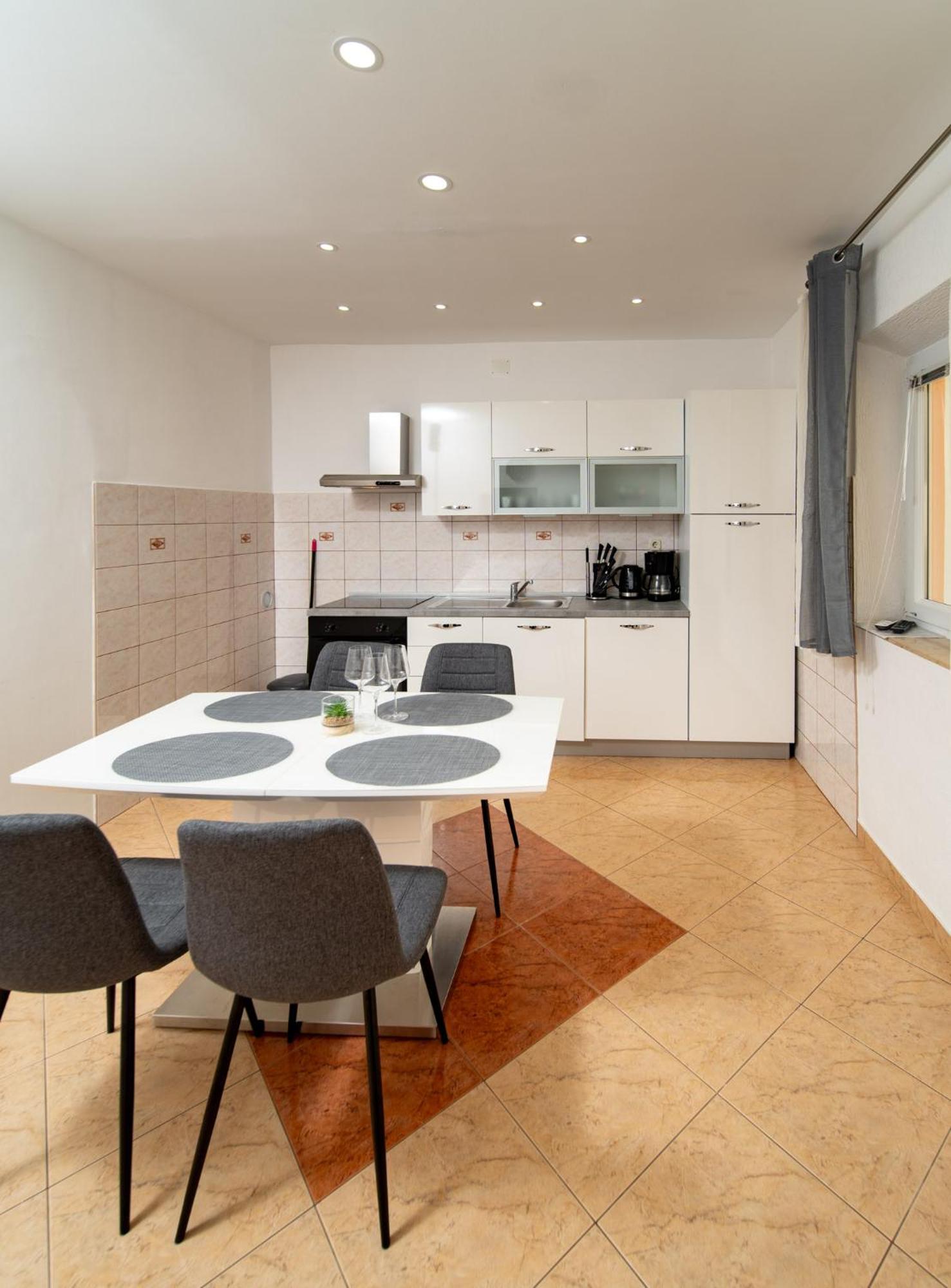 Apartments Lores Rab Town Bagian luar foto