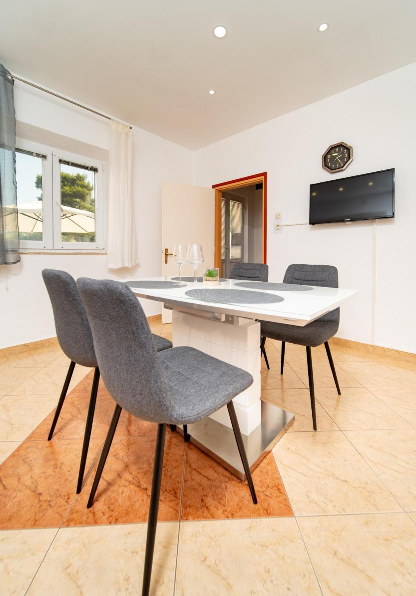 Apartments Lores Rab Town Bagian luar foto